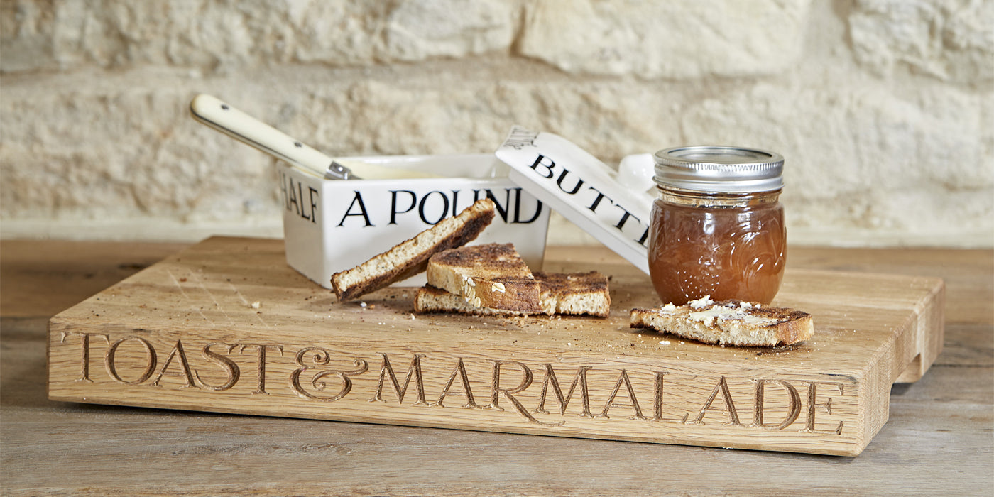 Wooden chopping board with the wordings 'herbs & chillies' as design, great gift idea for foodies and friends who love to cook. Part of the Emma Bridgewater collection of high quality wooden kitchenware